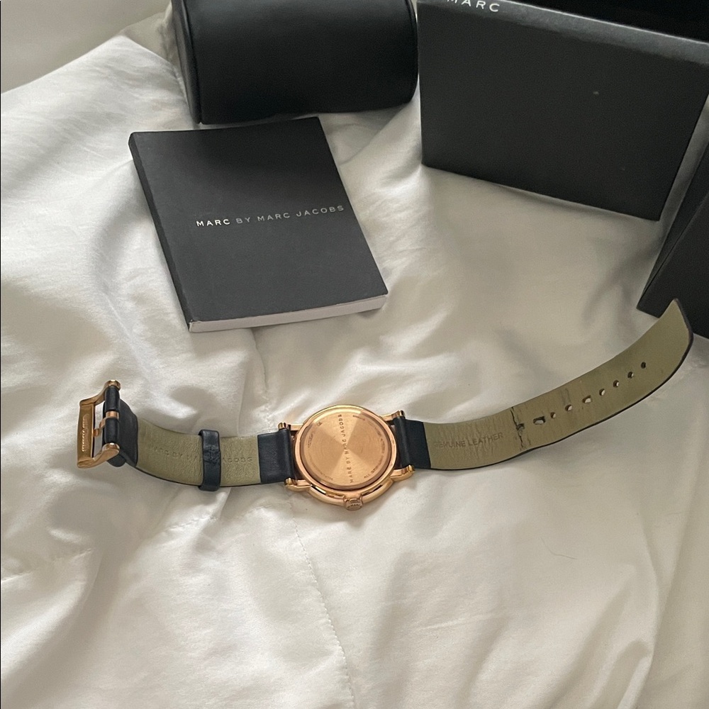 Marc Jacobs Gold and Black Dial Watch * needs battery* - Picture 5 of 6